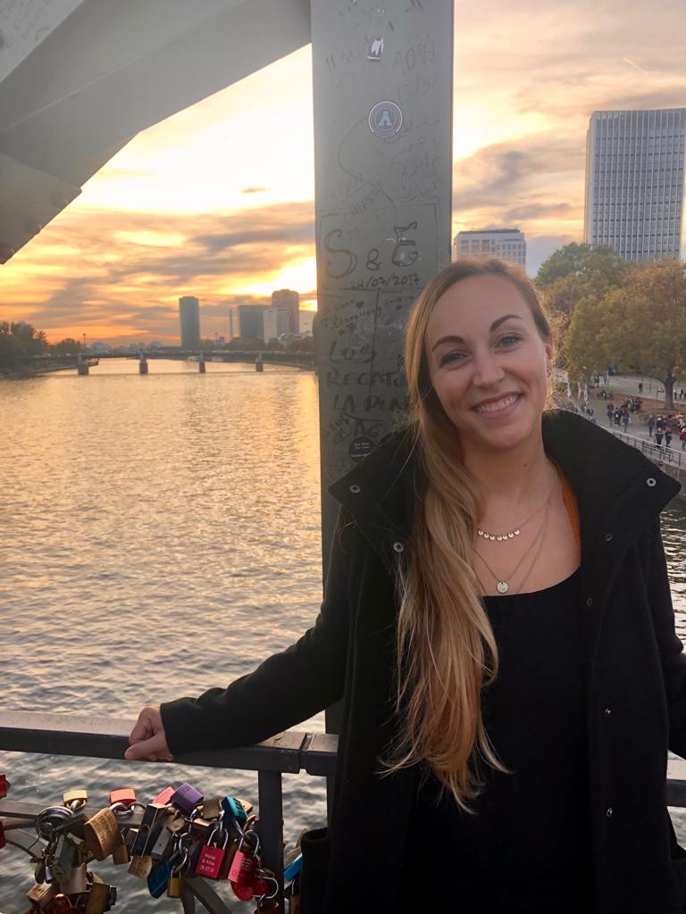 Frei Rednerin Nina Wagner auf der Liebesschlossbrücke in Frankfurt: Auch privat glaubt sie an die Liebe.